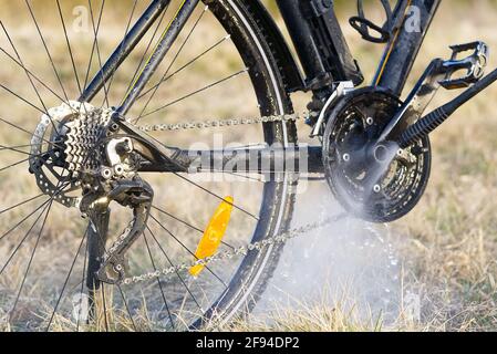 Fahrradwäsche auf dem Hinterhof. Frühlingsvorbereitungen für die Radsaison. DIY Bike Pflege, Druck Fahrrad waschen Stockfoto
