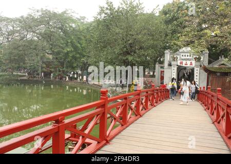 Perspektivische Aufnahme des Eingangs zum Ngoc Son Tempel am Hoan Kiem See in Hanoi, Vietnam. Aufgenommen am 07/01/20 tagsüber auf der Brücke. Stockfoto