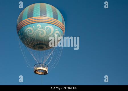 Orlando, Florida. 13. Oktober 2020. Draufsicht auf Heißluftballon in Disney Springs (27) Stockfoto