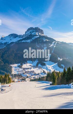 Skigebiet Bad Ausse dominiert vom Loser Berg in Österreich. Stockfoto