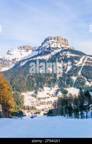 Skigebiet Bad Ausse dominiert vom Loser Berg in Österreich. Stockfoto