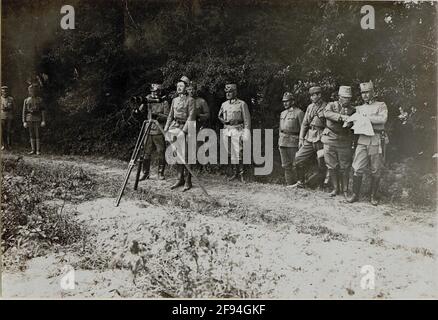 Erzherzog Karl besuchte dort VIII. Korpskomando in Luzk (Glück) Erzherzog Karl war am 1916. Juni Oberbefehlshaber eines Unterabschnitts der Ostfront und kommandierte mehrere Armeen zwischen Brody und den Karpaten. Als Teil dieses Kommandanten inspizierte Erzherzog Karl seine zugehörigen Einheiten. Stockfoto