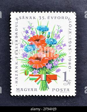 Abgesagte Briefmarke gedruckt von Ungarn, die Blumenstrauß zum 35. Jahrestag der Befreiung zeigt, um 1980. Stockfoto