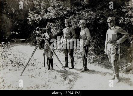 Erzherzog Karl besuchte dort VIII. Korpskomando in Luzk (Glück) Erzherzog Karl war am 1916. Juni Oberbefehlshaber eines Unterabschnitts der Ostfront und kommandierte mehrere Armeen zwischen Brody und den Karpaten. Als Teil dieses Kommandanten inspizierte Erzherzog Karl seine zugehörigen Einheiten. Stockfoto