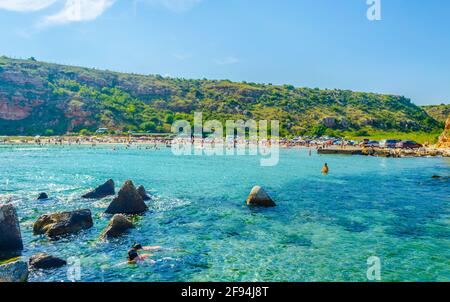 Die Menschen genießen einen sonnigen Tag am Strand von Bolata in Bulgarien Stockfoto