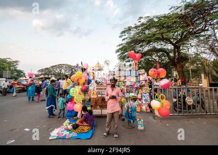 Mysuru, Karnataka, Indien - Januar 2019: Ein Straßenhändler, der bunte Ballons und Spielzeug an einem Touristenort in der Stadt Mysore verkauft. Stockfoto