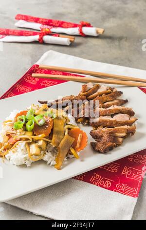 Gebratene Ente mit Gemüse und Reis, chinesisches Essen, thailändisches Essen, vertikal Stockfoto