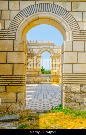 Detail der Ruine der Kathedrale in Pliska, der ersten bulgarischen Hauptstadt. Stockfoto