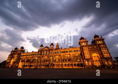 Mysuru, Karnataka, Indien - 2019. Januar: Der historische Mysore-Palast der Wodeyar-Dynastie wurde am Abend beleuchtet. Stockfoto