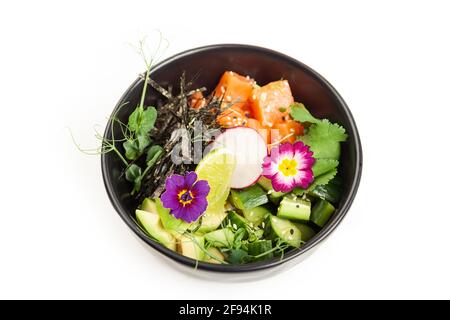 Mit Lachs in eine Schüssel stecken. Zutaten frischer Lachs, Avocado, Gurke, Reis, Tamarindensauce, Mangosauce, Nori, Limette, Sesamsamen, Koriander Stockfoto