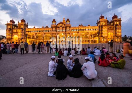 Mysuru, Karnataka, Indien - 2019. Januar: Massen von Touristen im historischen Mysore Palast der Wodeyar Dynastie beleuchtet am Abend. Stockfoto