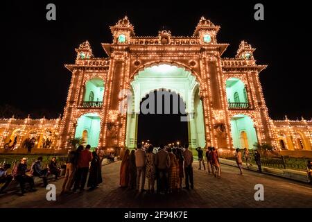 Mysuru, Karnataka, Indien - 2019. Januar: Massen von Touristen im historischen Mysore Palast der Wodeyar Dynastie beleuchtet am Abend. Stockfoto