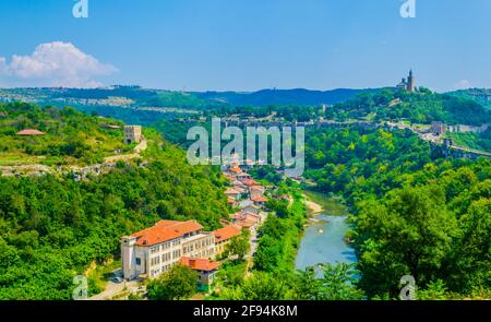 Luftaufnahme von Veliko Tarnovo, dominiert von der Festung Tsarevets Stockfoto