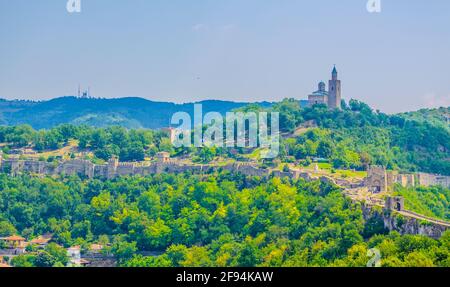 Luftaufnahme von Veliko Tarnovo, dominiert von der Festung Tsarevets Stockfoto