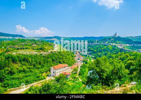 Luftaufnahme von Veliko Tarnovo, dominiert von der Festung Tsarevets Stockfoto