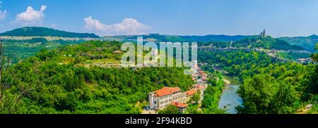 Luftaufnahme von Veliko Tarnovo, dominiert von der Festung Tsarevets Stockfoto