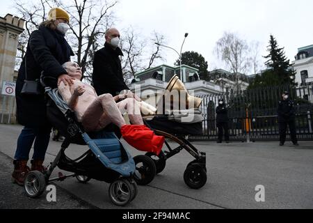 Prag, Tschechische Republik. April 2021. Die Kaputin-Aktivistengruppe brachte am 16. April 2021 eine Statue des russischen Präsidenten Wladimir Putin, die auf einer goldenen Toilette vor der russischen Botschaft in Prag, Tschechische Republik, saß, aus Protest gegen die Inhaftierung des russischen Oppositionsführers Alexej Nawalny, die Menschenrechtsverletzungen in Russland und seine Aggression gegen die Ukraine. Quelle: Ondrej Deml/CTK Photo/Alamy Live News Stockfoto