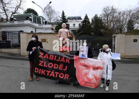 Prag, Tschechische Republik. April 2021. Die Kaputin-Aktivistengruppe brachte am 16. April 2021 eine Statue des russischen Präsidenten Wladimir Putin, die auf einer goldenen Toilette vor der russischen Botschaft in Prag, Tschechische Republik, saß, aus Protest gegen die Inhaftierung des russischen Oppositionsführers Alexej Nawalny, die Menschenrechtsverletzungen in Russland und seine Aggression gegen die Ukraine. Quelle: Ondrej Deml/CTK Photo/Alamy Live News Stockfoto