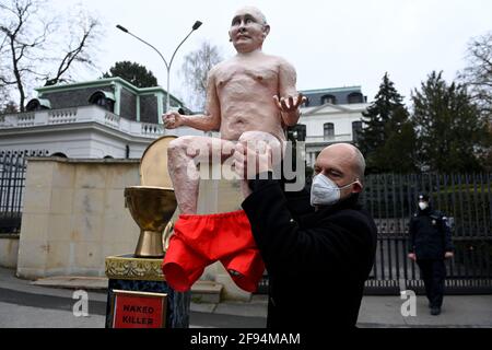 Prag, Tschechische Republik. April 2021. Die Kaputin-Aktivistengruppe brachte am 16. April 2021 eine Statue des russischen Präsidenten Wladimir Putin, die auf einer goldenen Toilette vor der russischen Botschaft in Prag, Tschechische Republik, saß, aus Protest gegen die Inhaftierung des russischen Oppositionsführers Alexej Nawalny, die Menschenrechtsverletzungen in Russland und seine Aggression gegen die Ukraine. Quelle: Ondrej Deml/CTK Photo/Alamy Live News Stockfoto