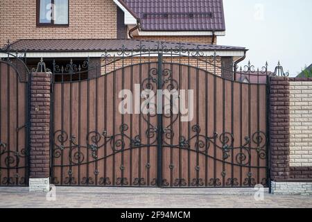 Metall schmiedebraune Tore mit dekorativen Elementen Stockfoto