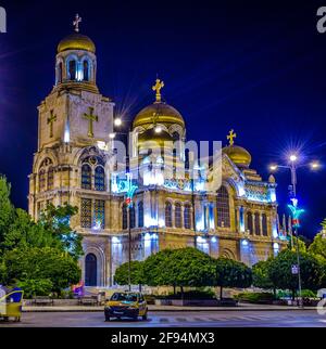 Nachtansicht der Dormition der Kathedrale von Theotokos in Varna, bulgarisch Stockfoto