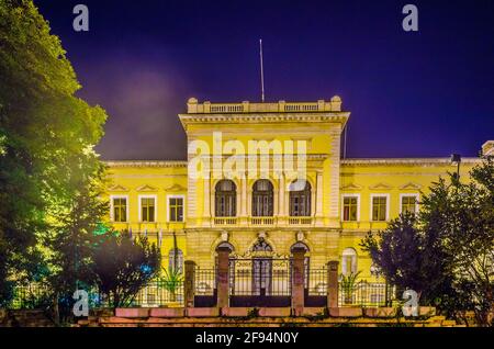 Nachtansicht des archäologischen Museums in Varna Stockfoto