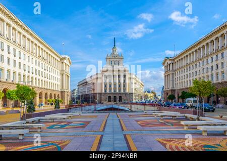 Blick auf den Unabhängigkeitsplatz, der vom Gebäude der Nationalversammlung dominiert wird – dem ehemaligen Sitz der bulgarischen kommunistischen Partei – in Sofia, Bulgarien Stockfoto