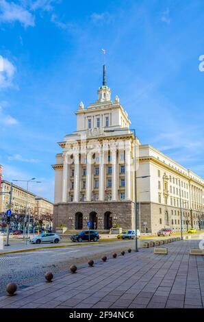 Blick auf den Unabhängigkeitsplatz, der vom Gebäude der Nationalversammlung dominiert wird – dem ehemaligen Sitz der bulgarischen kommunistischen Partei – in Sofia, Bulgarien Stockfoto