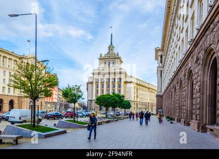 Blick auf den Unabhängigkeitsplatz, der vom Gebäude der Nationalversammlung dominiert wird – dem ehemaligen Sitz der bulgarischen kommunistischen Partei – in Sofia, Bulgarien Stockfoto