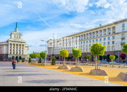 Blick auf den Unabhängigkeitsplatz, der vom Gebäude der Nationalversammlung dominiert wird – dem ehemaligen Sitz der bulgarischen kommunistischen Partei – in Sofia, Bulgarien Stockfoto