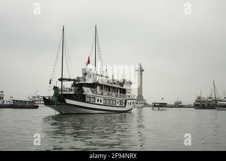 Fotos von verschiedenen Schiffen und Bootshäusern in Halong Bay, Vietnam. Aufgenommen von verschiedenen Aussichtspunkten am 06/01/20 während des Tages. Stockfoto