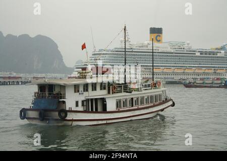 Fotos von verschiedenen Schiffen und Bootshäusern in Halong Bay, Vietnam. Aufgenommen von verschiedenen Aussichtspunkten am 06/01/20 während des Tages. Stockfoto