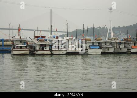 Fotos von Schiffen in Halong Bay, Vietnam aus verschiedenen Perspektiven, aufgenommen tagsüber bei nebligen Wetterbedingungen am 06/01/20. Stockfoto