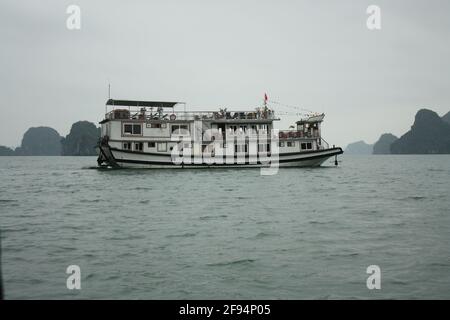 Fotos von verschiedenen Schiffen und Bootshäusern in Halong Bay, Vietnam. Aufgenommen von verschiedenen Aussichtspunkten am 06/01/20 während des Tages. Stockfoto