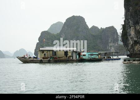 Fotos von verschiedenen Schiffen und Bootshäusern in Halong Bay, Vietnam. Aufgenommen von verschiedenen Aussichtspunkten am 06/01/20 während des Tages. Stockfoto