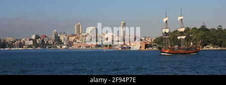 Segelschiff und Gebäude aus Holz in Sydney. Stockfoto