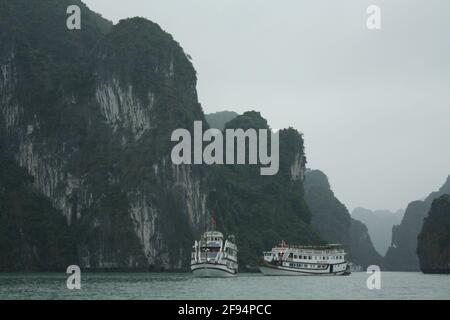 Fotos von verschiedenen Schiffen und Bootshäusern in Halong Bay, Vietnam. Aufgenommen von verschiedenen Aussichtspunkten am 06/01/20 während des Tages. Stockfoto