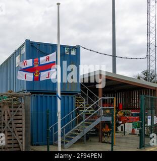 Die Flagge der RNLI Royal National Lifeboat Institution fliegt am halben Mast. Stockfoto