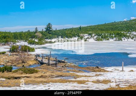 Blick auf eine Berghütte am Rande von Bezbog see in Bulgarien Stockfoto