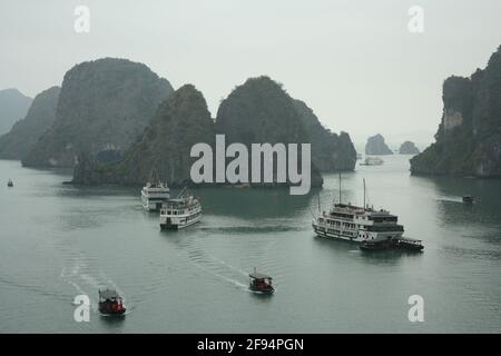 Fotos von verschiedenen Schiffen und Bootshäusern in Halong Bay, Vietnam. Aufgenommen von verschiedenen Aussichtspunkten am 06/01/20 während des Tages. Stockfoto