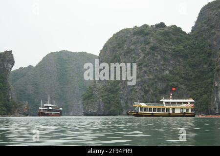 Fotos von verschiedenen Schiffen und Bootshäusern in Halong Bay, Vietnam. Aufgenommen von verschiedenen Aussichtspunkten am 06/01/20 während des Tages. Stockfoto