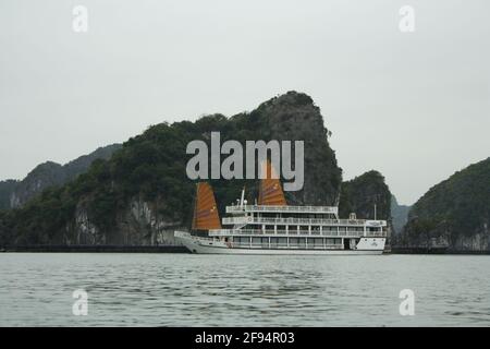 Fotos von verschiedenen Schiffen und Bootshäusern in Halong Bay, Vietnam. Aufgenommen von verschiedenen Aussichtspunkten am 06/01/20 während des Tages. Stockfoto