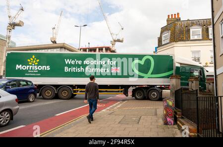 Großer Supermarkt Morrisons artikuliert Lieferwagen eine enge Kurve In Brighton, Großbritannien Stockfoto