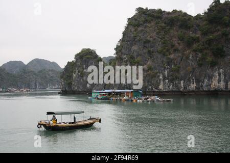 Fotos von verschiedenen Schiffen und Bootshäusern in Halong Bay, Vietnam. Aufgenommen von verschiedenen Aussichtspunkten am 06/01/20 während des Tages. Stockfoto