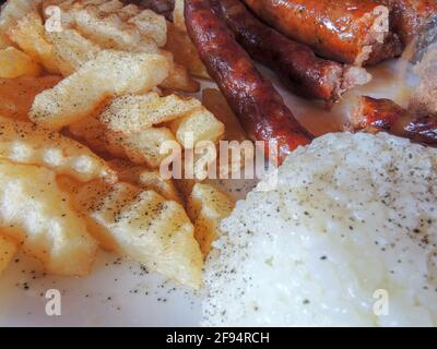 Nahaufnahme der leckeren pommes Frites mit den gegrillten Würstchen Auf der Platte Stockfoto