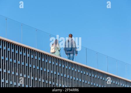Ein Glückliches Paar, Das Am Abend Auf Der Brücke Spazieren Ging Der Park Stockfoto
