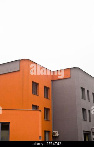 Modernes Gebäude in Orange und Grau Stockfoto