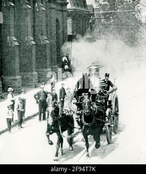 Dieses Foto aus dem Jahr 1903 zeigt einen Dampfer, der in ein Feuer geht. Stockfoto