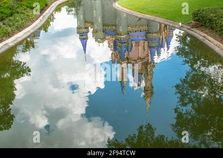 Orlando, Florida. 04. September 2020. Elena de Avalor, Belle und Schneewittchen auf einem wunderschönen Festwagen im Magic Kingd Stockfoto