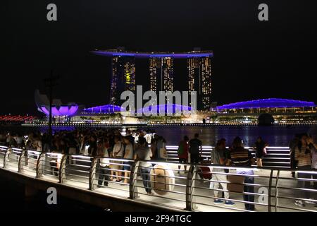 Fotos von Singapurs berühmtesten Wahrzeichen am Fluss: Marina Bay Sands, Merlion & Esplanade. Aufgenommen in der Nacht am 11/01/20 Stockfoto